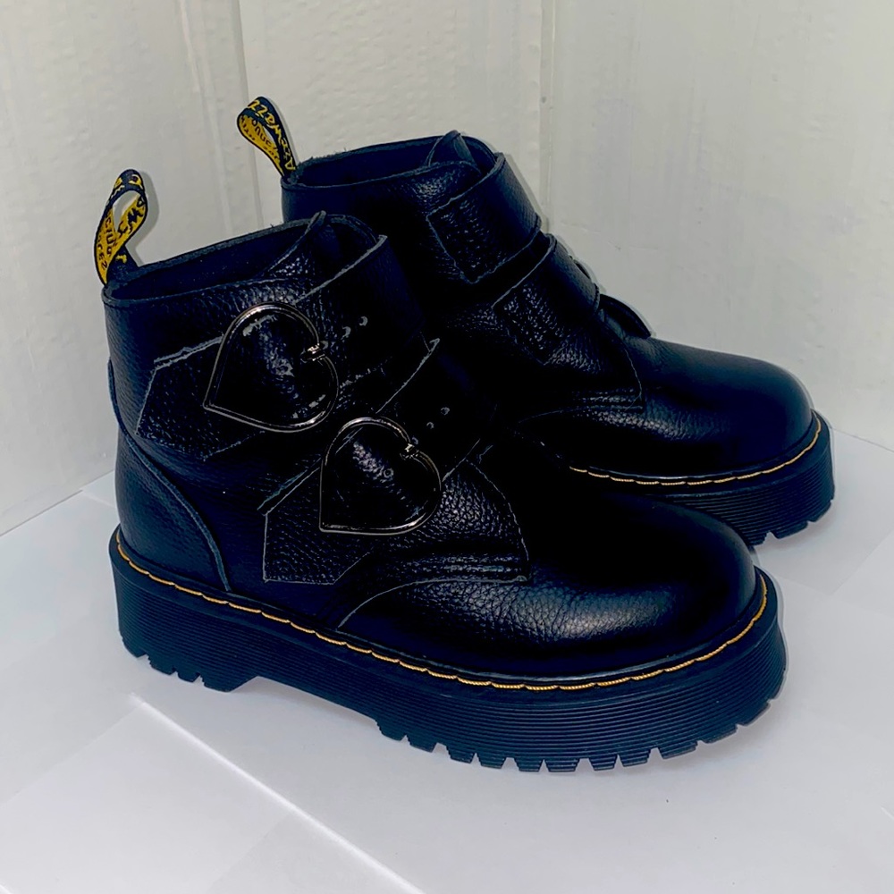 Dr. Marten’s Devon Heart Ankle Boots (black)